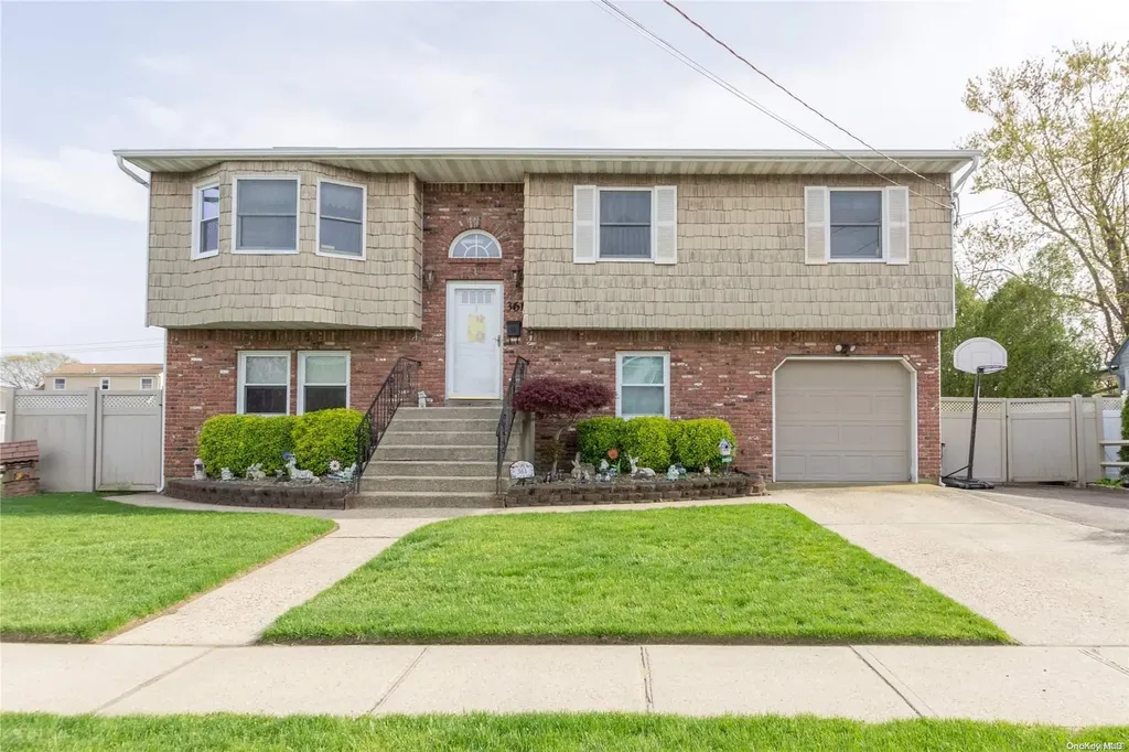 361 30th Street Lindenhurst NY 11757