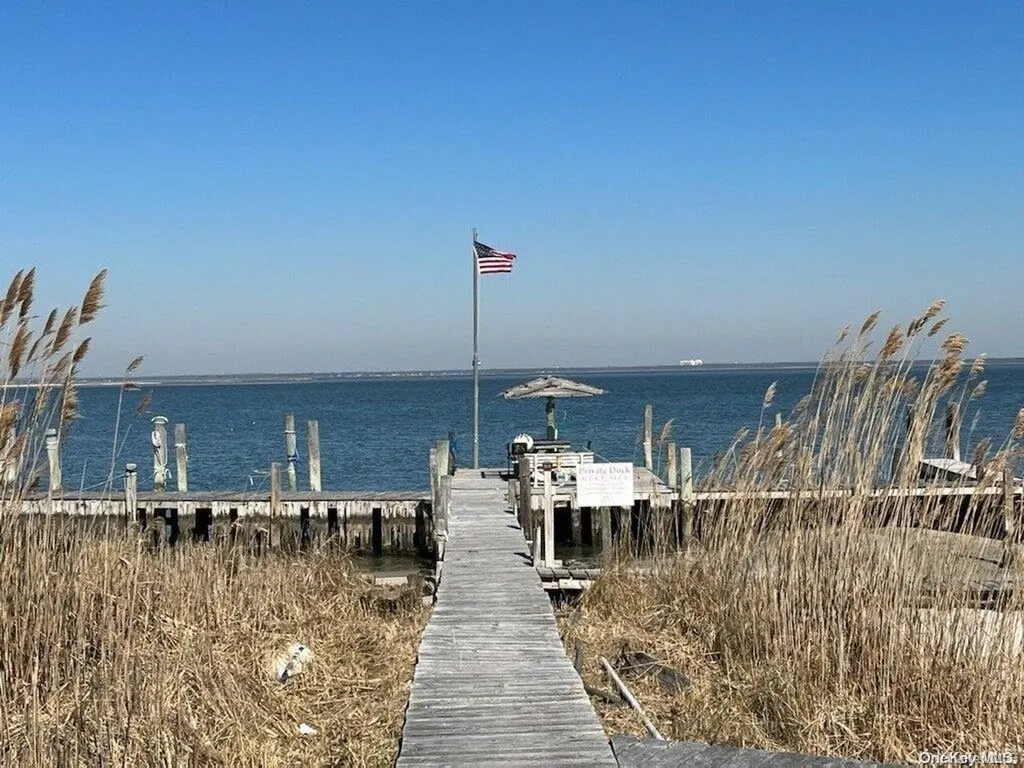 7 E End Walk Atlantique NY 11706