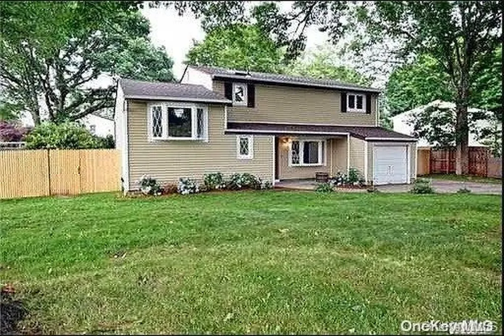 11 Comet Road Selden NY 11784