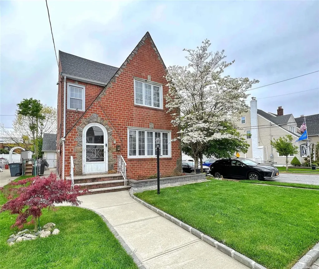361 Marcellus Road Mineola NY 11501