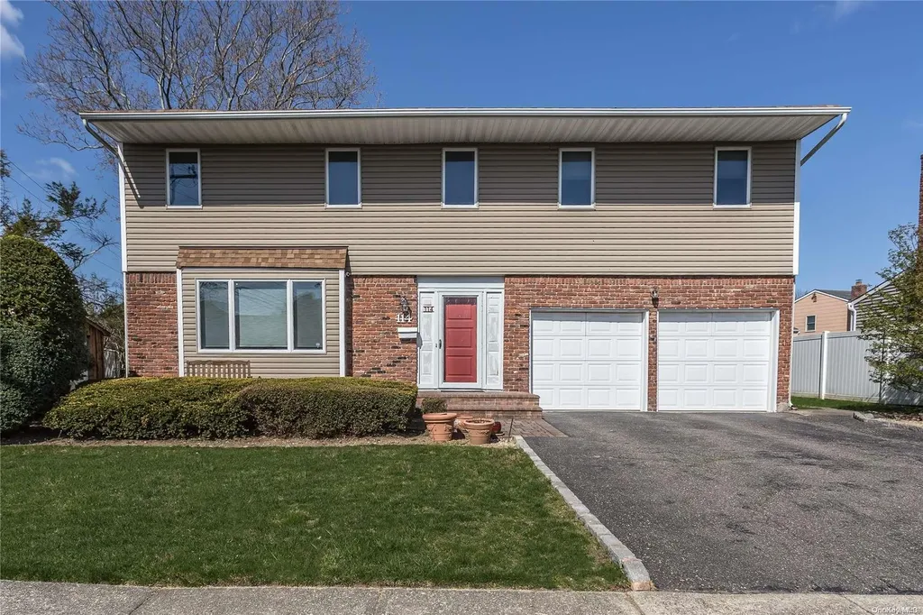 114 Plymouth Road Plainview NY 11803