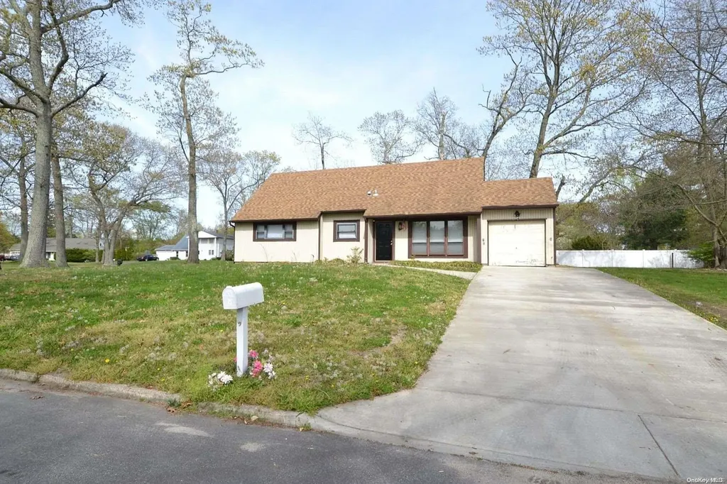 9 Sandpiper Lane Coram NY 11727