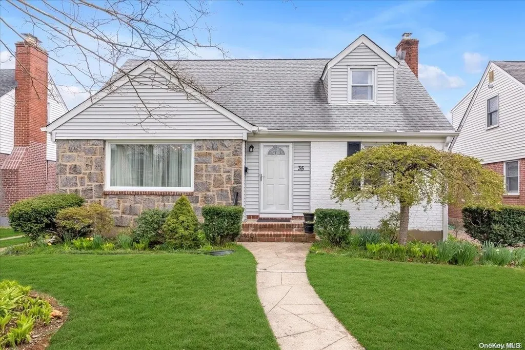 35 Beechwood Lane New Hyde Park NY 11040