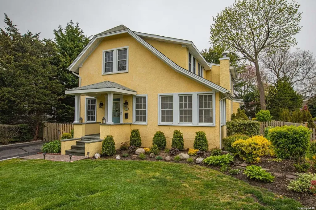 94 Bayway Avenue Brightwaters NY 11718