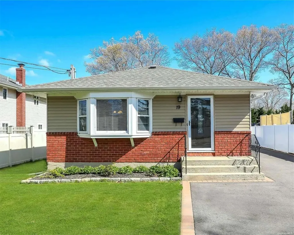 19 W Bay Shore Road Bay Shore NY 11706