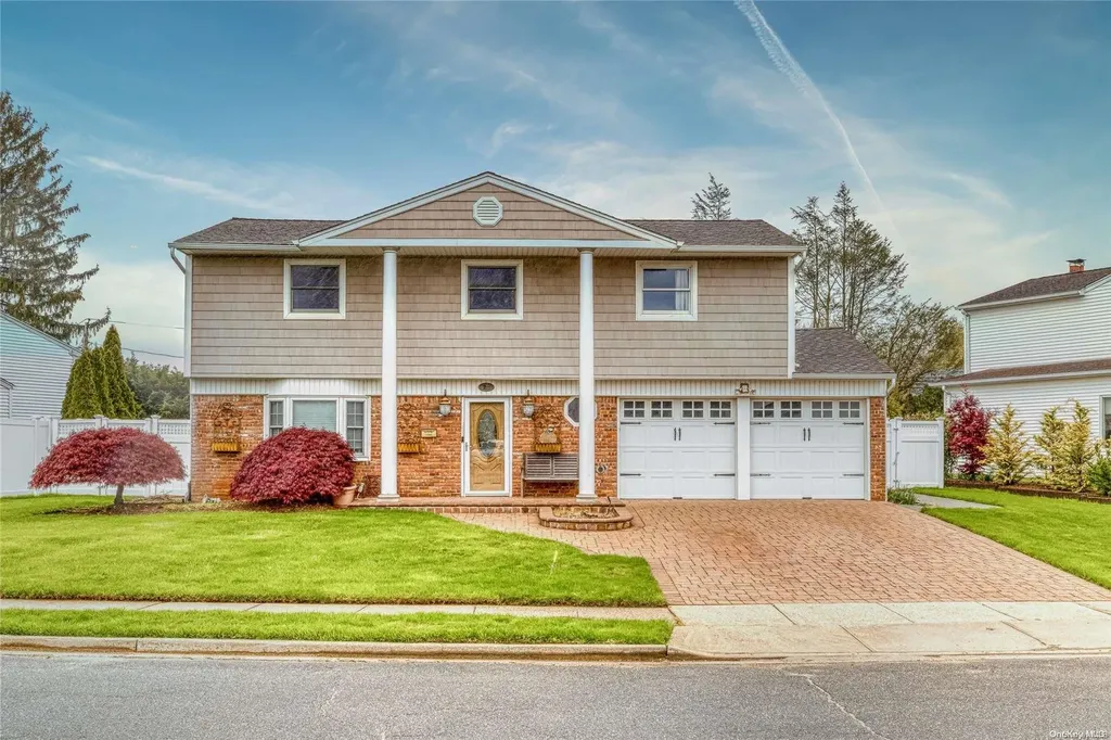 28 Bluebird Lane Plainview NY 11803