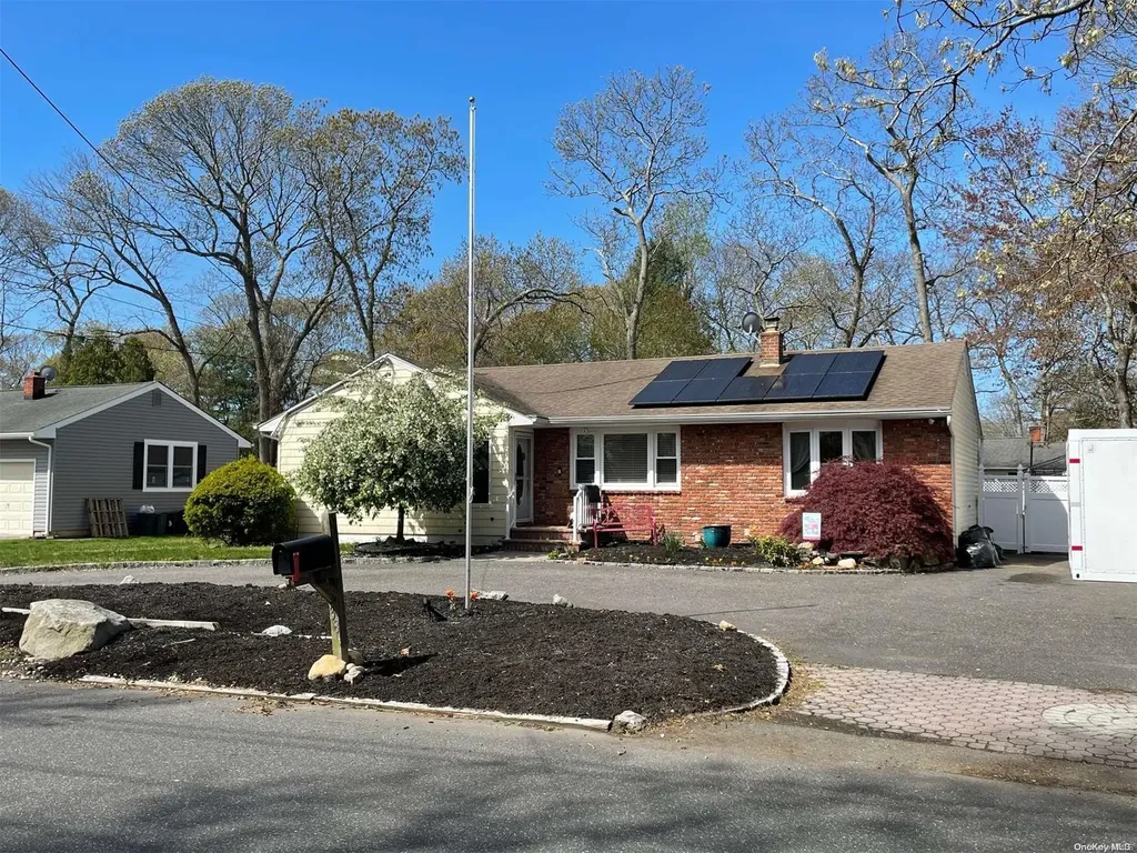 38 Old Stump Road Brookhaven NY 11719
