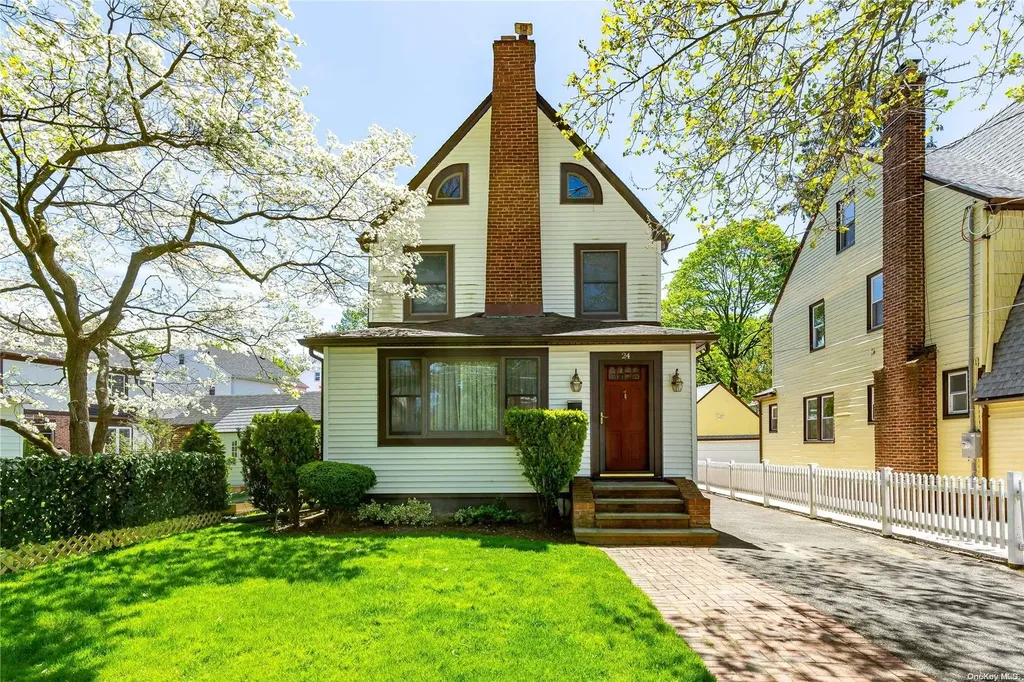 24 Oakley Place Great Neck NY 11020