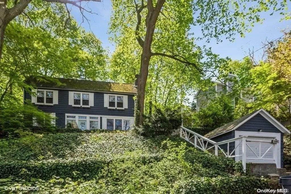 1085 Washington Drive Centerport NY 11721