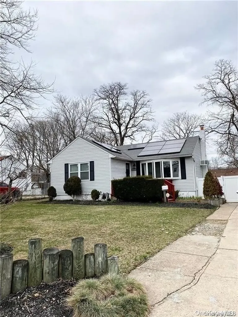 11 E Maple Street Central Islip NY 11722