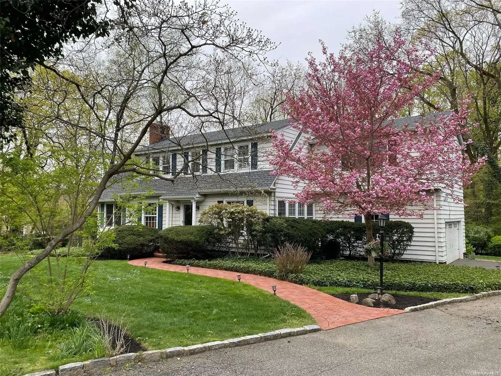 19 The Oaks Roslyn NY 11576