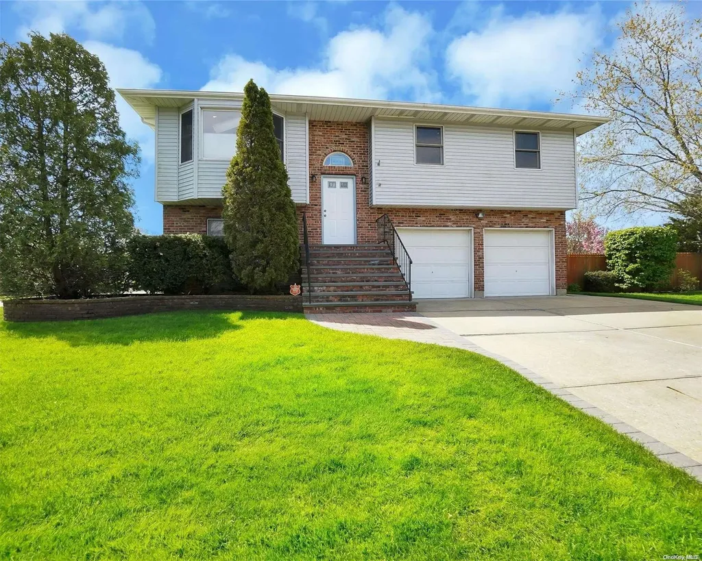 2 Dory Court Massapequa NY 11758