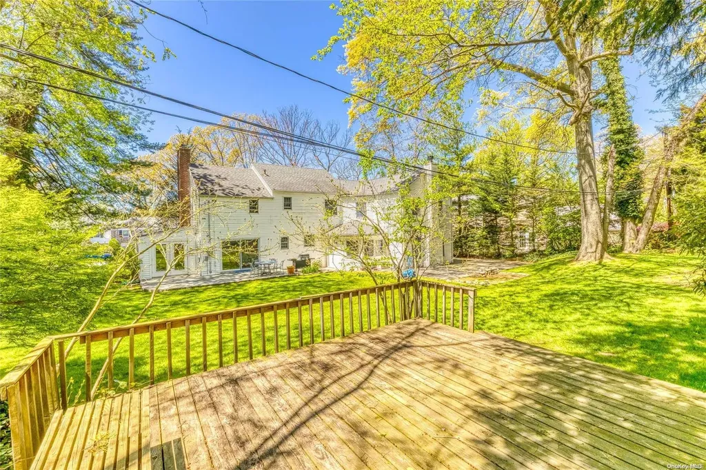21 Fox Hunt Lane Great Neck NY 11020