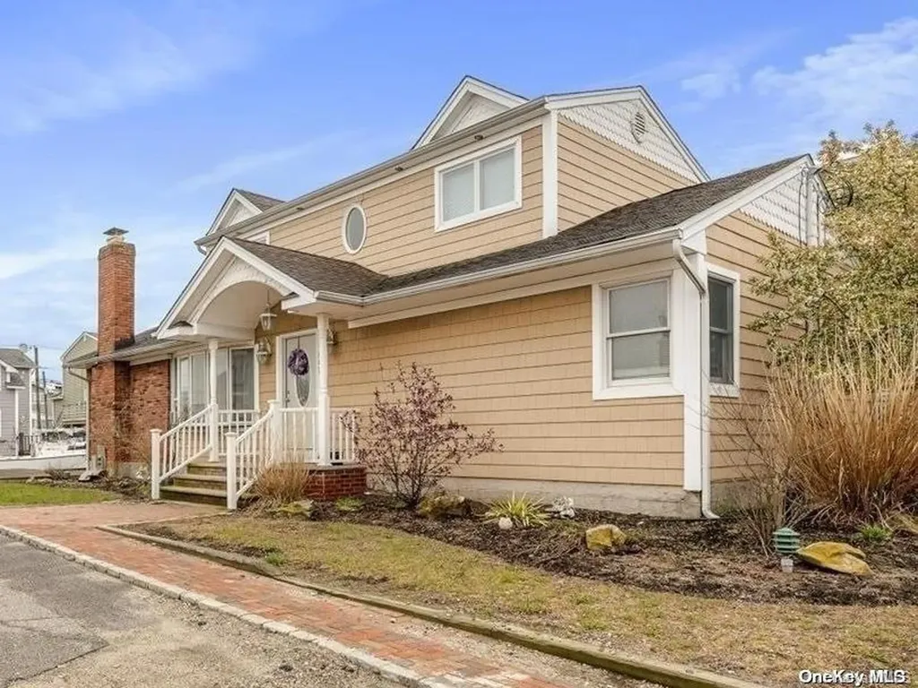 802 S 8th Street Lindenhurst NY 11757