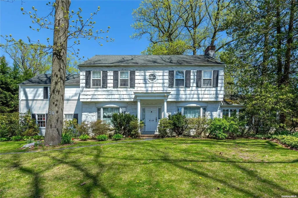 39 Meadow Woods Road Great Neck NY 11020