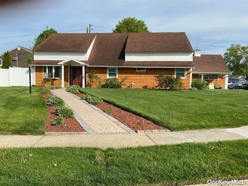 63 Choir Lane Westbury NY 11590
