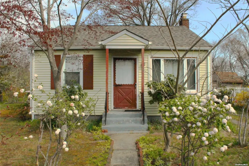 29 Pentmoor Drive Mastic NY 11950