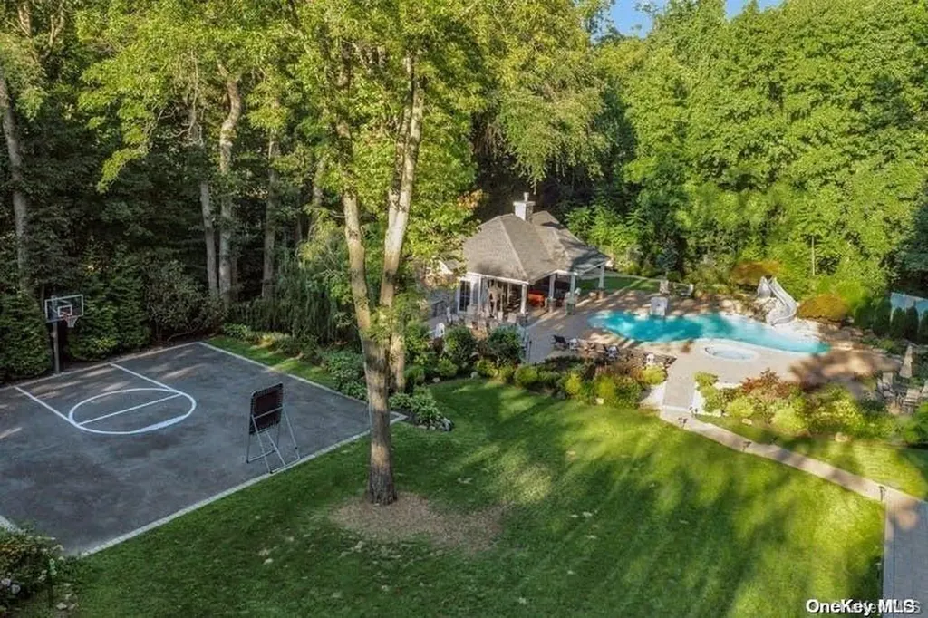 92 Plainview Road Woodbury NY 11797