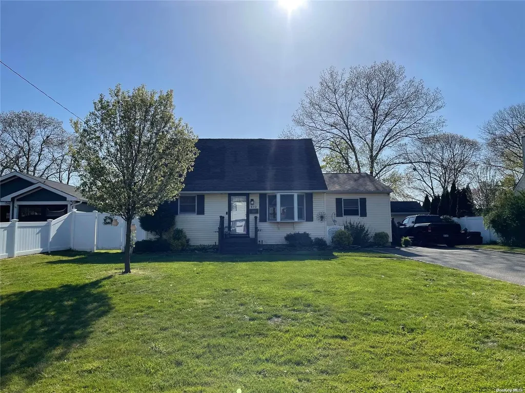 832 Bay Shore Avenue West Islip NY 11795