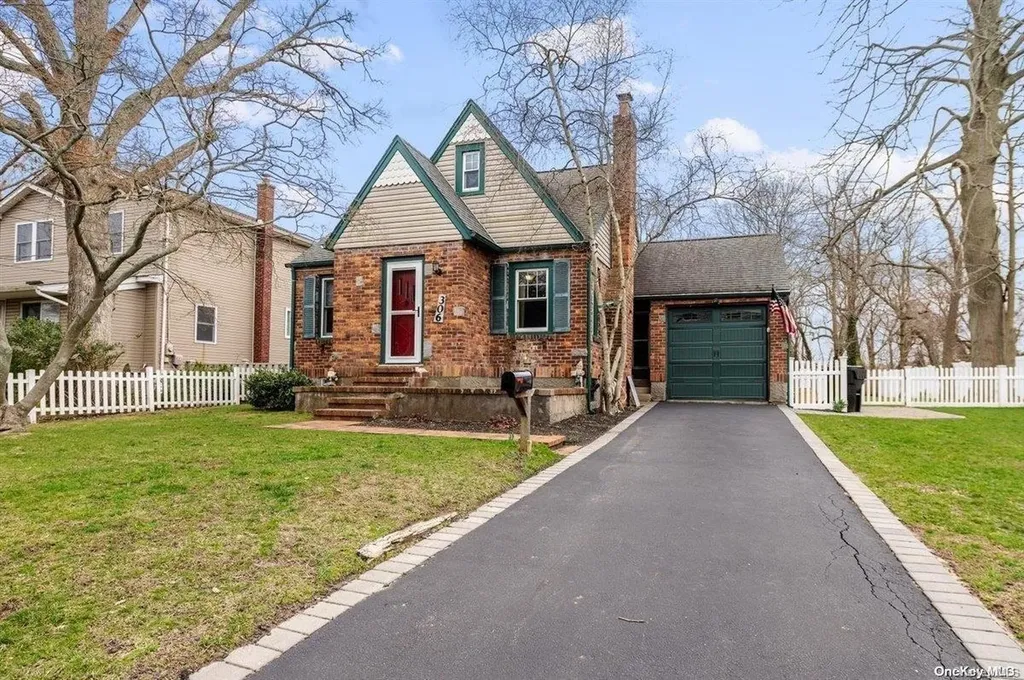 306 Monroe Avenue West Islip NY 11795