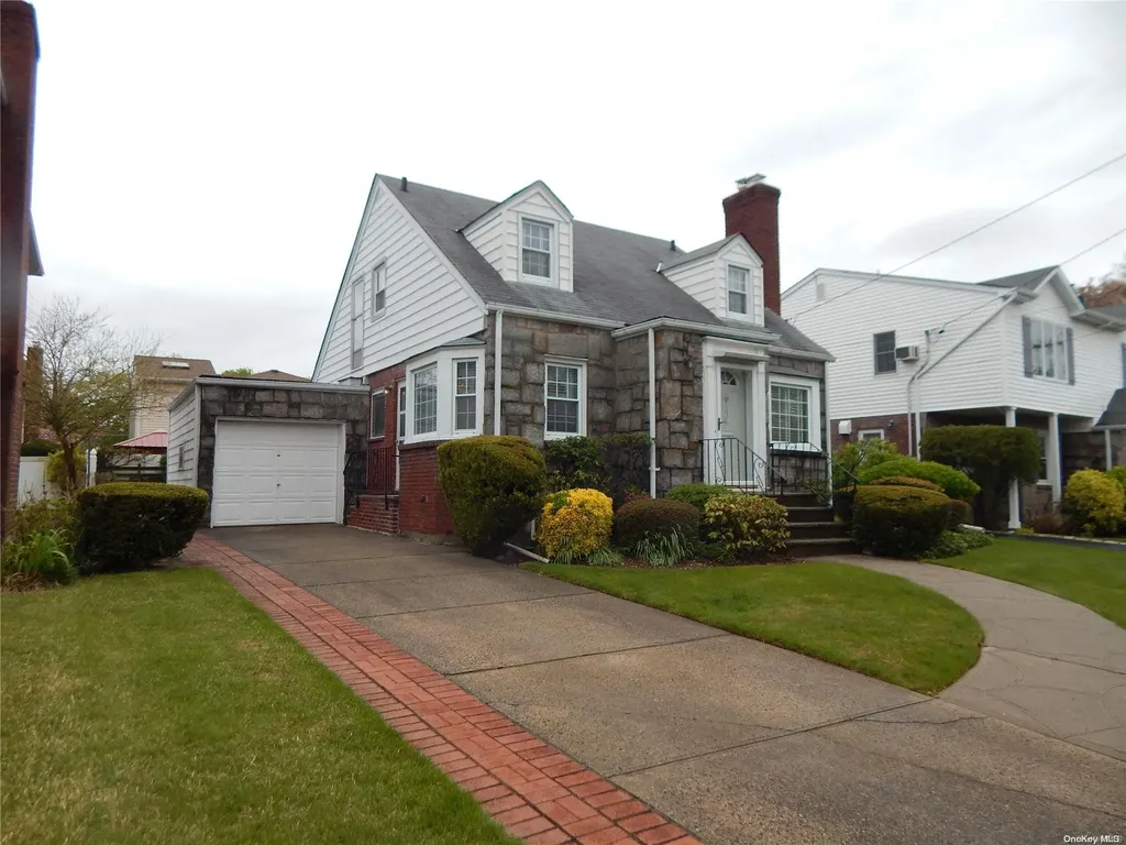 135 Celler Avenue New Hyde Park NY 11040