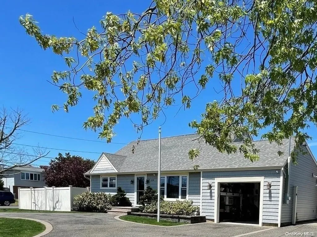 320 Oak Avenue Lindenhurst NY 11757