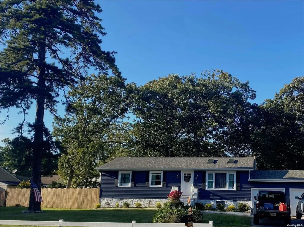 17 Stanley Drive Shirley NY 11967