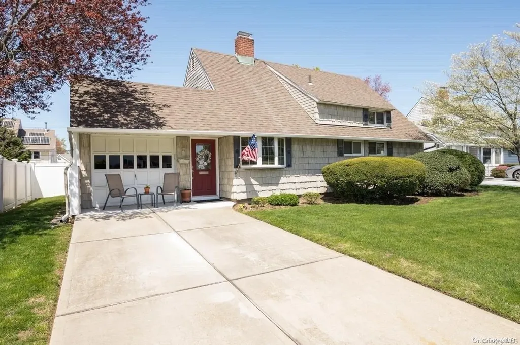28 Restful Lane Levittown NY 11756