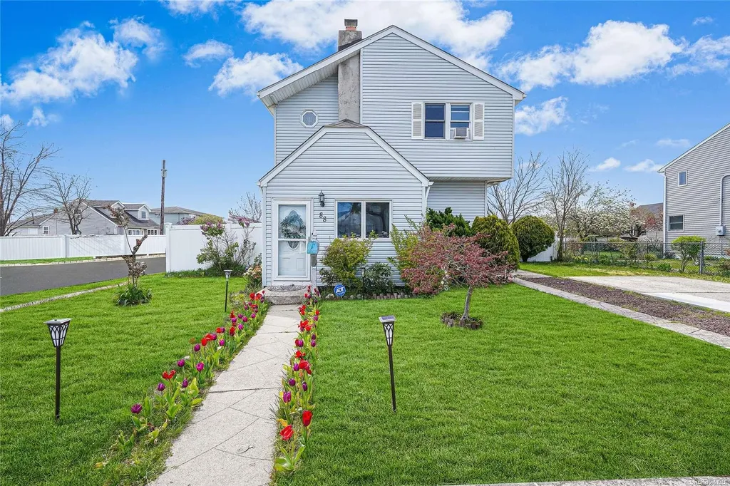 88 Doges Promenade Lindenhurst NY 11757