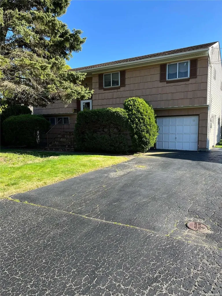 28 Hillside Road Deer Park NY 11729