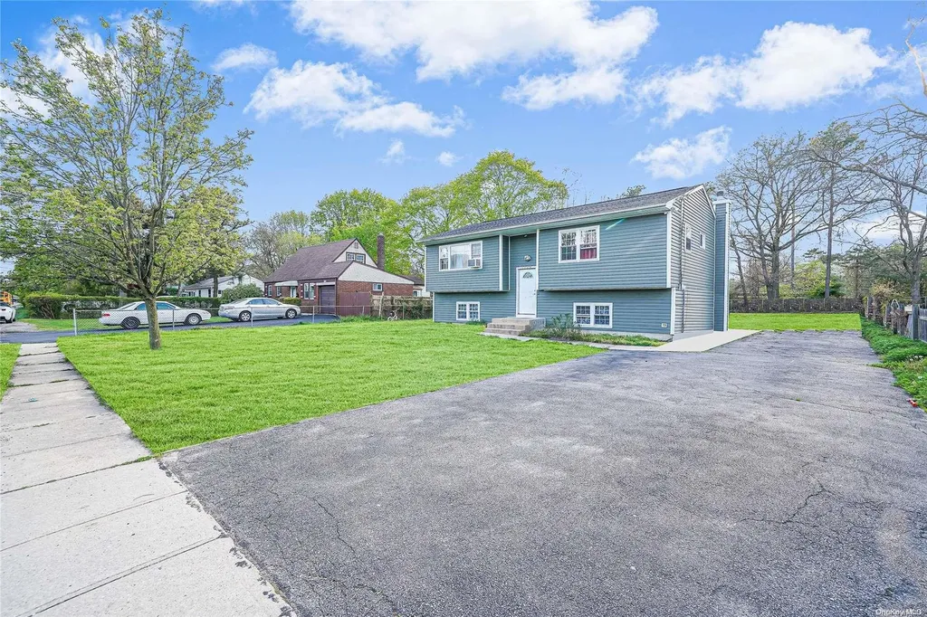1724 N Gardiner Drive Bay Shore NY 11706