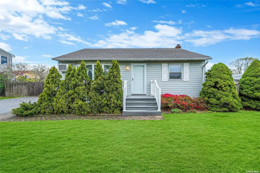 426 49th Street Lindenhurst NY 11757