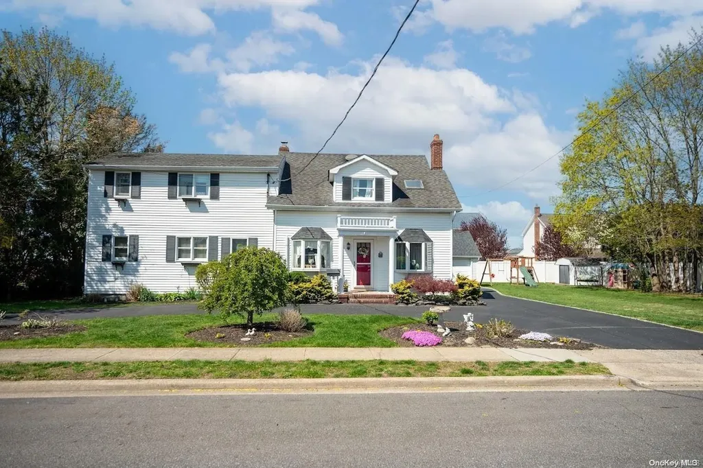32 Concord Avenue Bethpage NY 11714