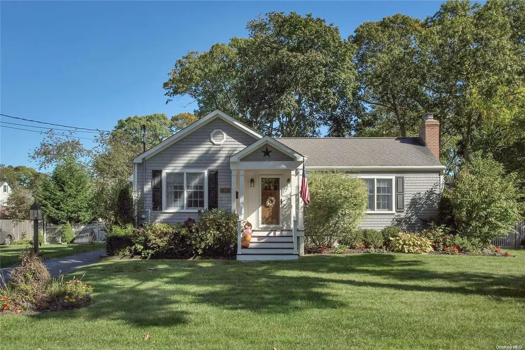 512 N Windsor Avenue Brightwaters NY 11718