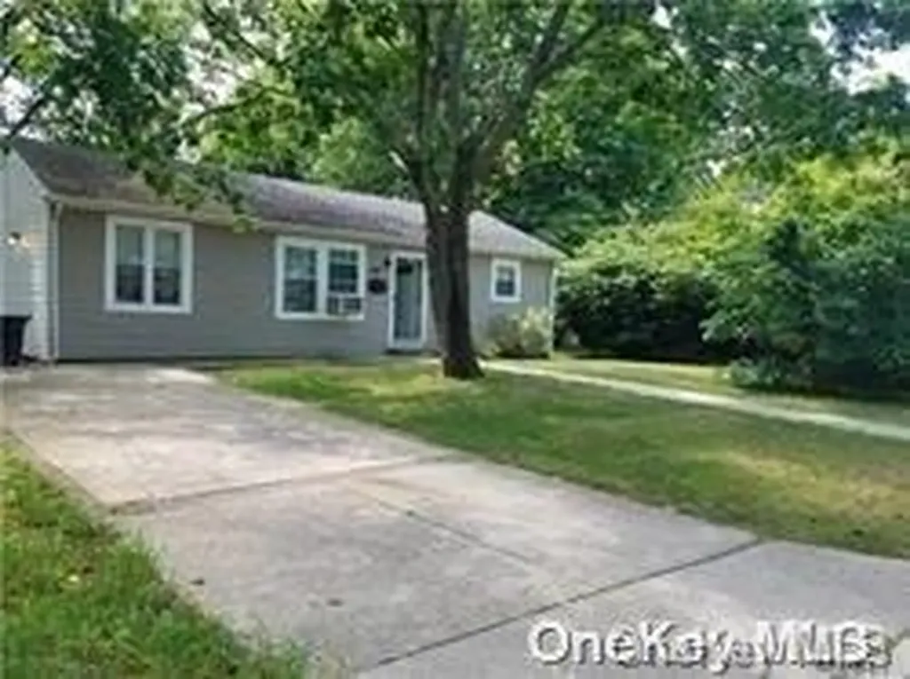 28 Willow Street Central Islip NY 11722