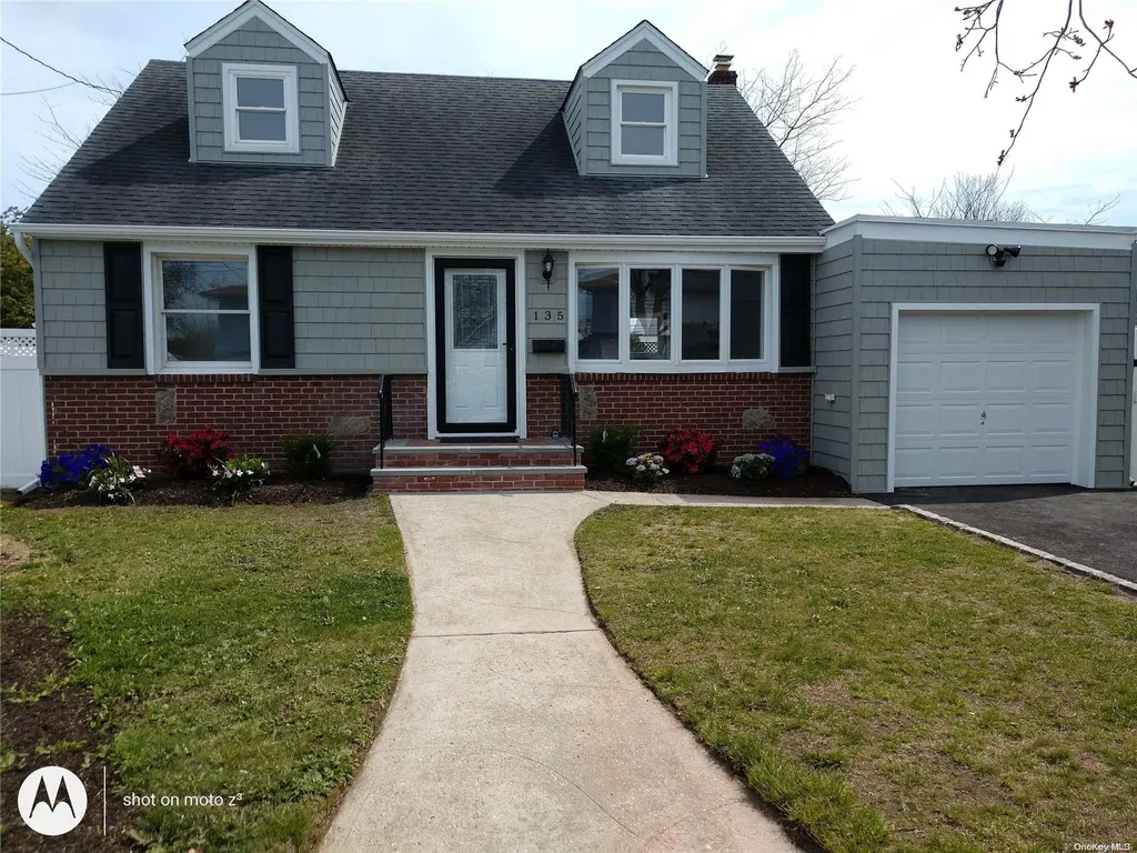 135 E Granada Avenue Lindenhurst NY 11757