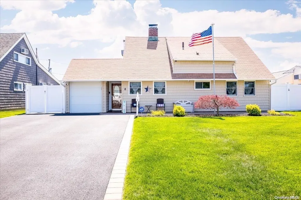 8 Serpentine Lane Levittown NY 11756