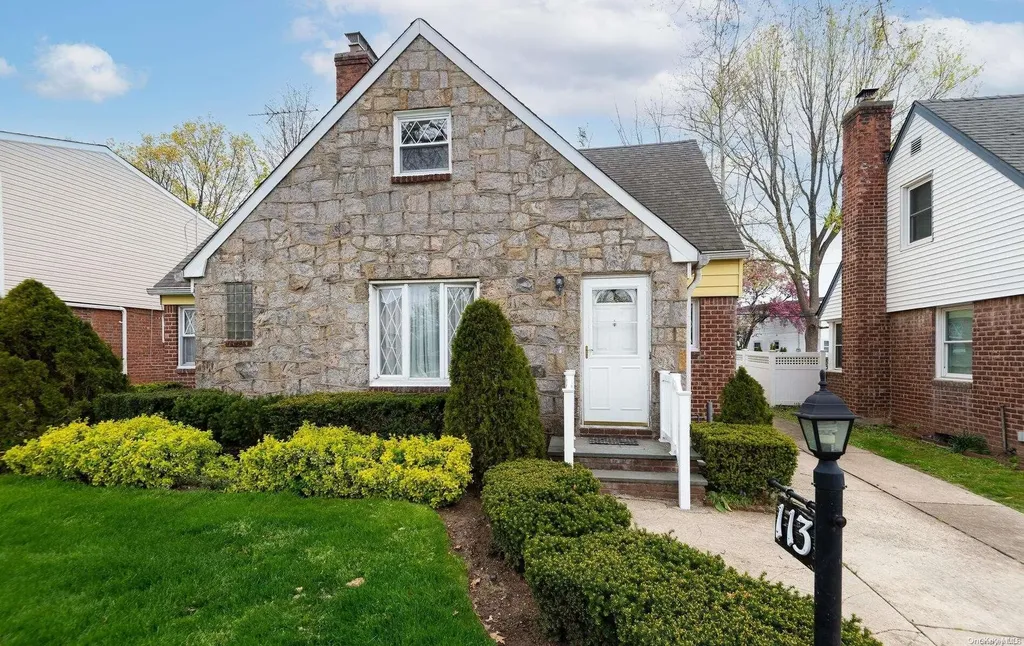 113 Devonshire Drive New Hyde Park NY 11040