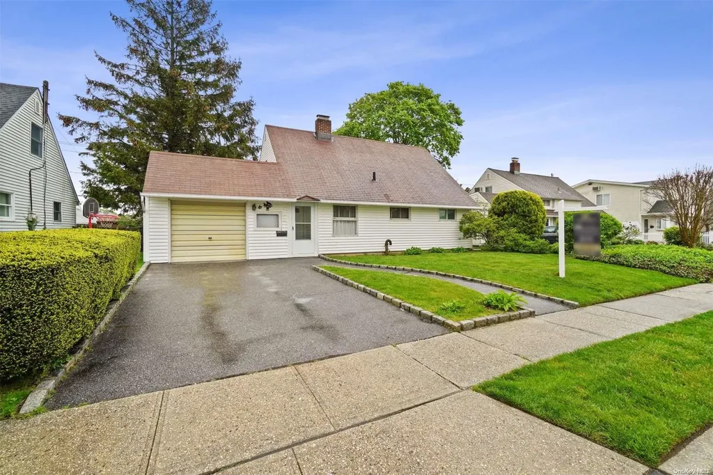 39 Falcon Lane Levittown NY 11756