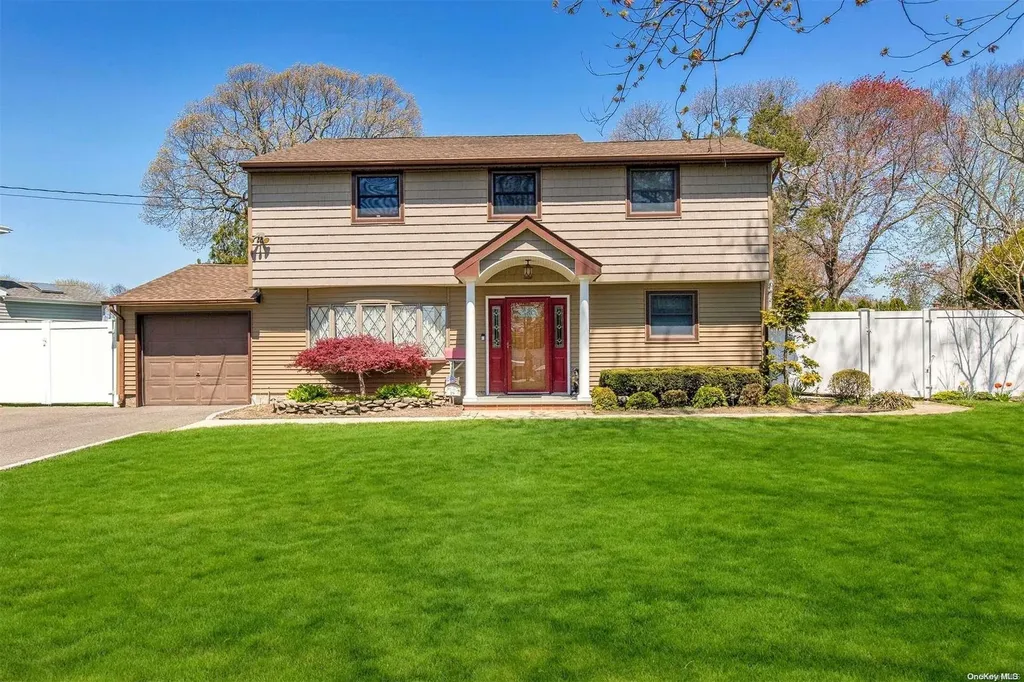 19 Mina Road Oakdale NY 11769