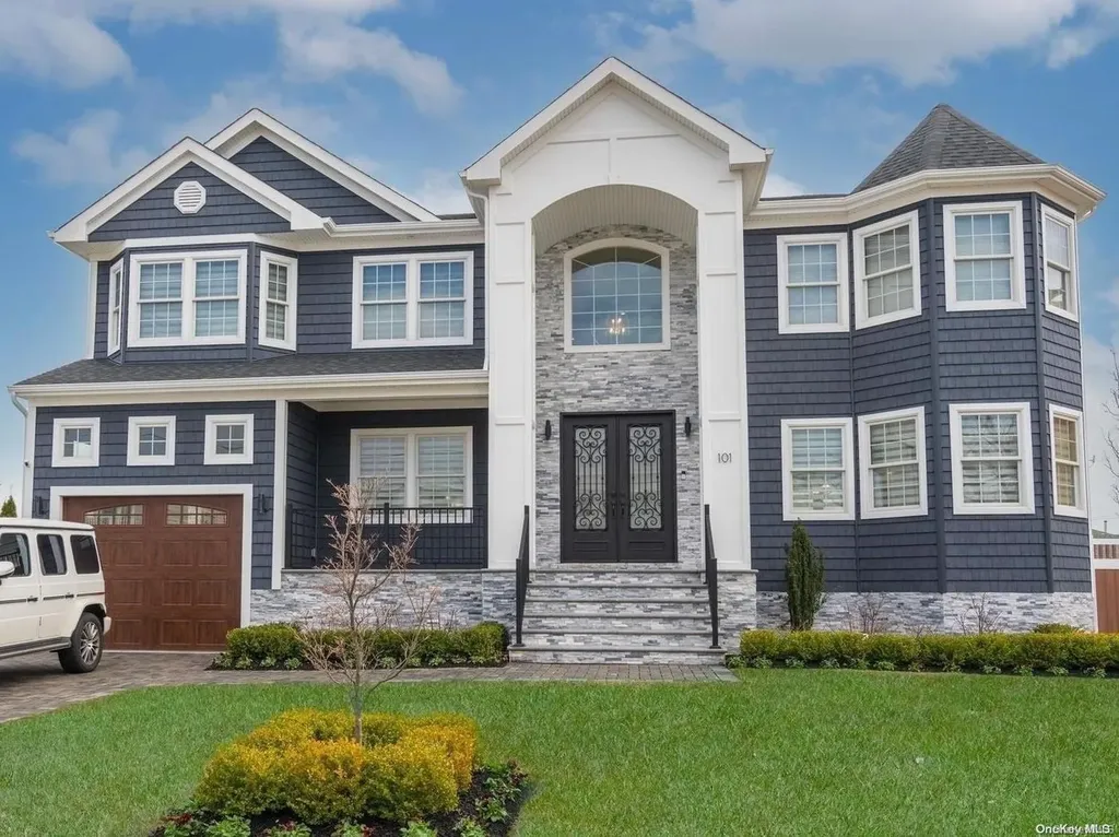 101 Sequams Lane W West Islip NY 11795