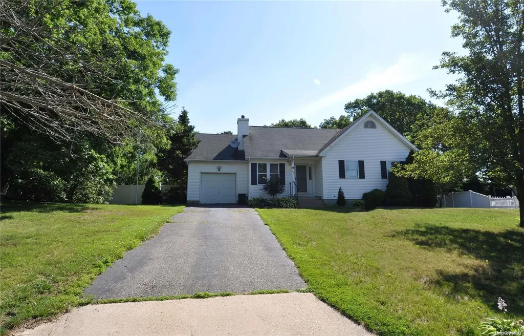 27 Kathleen Crescent Coram NY 11727