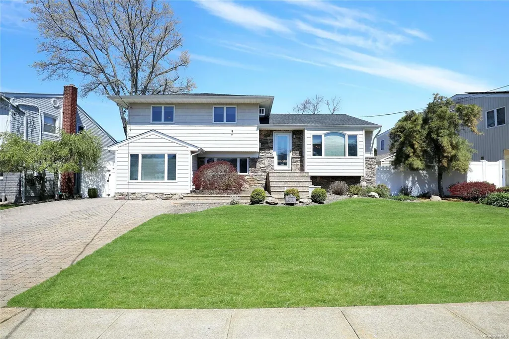 2495 Army Place Bellmore NY 11710