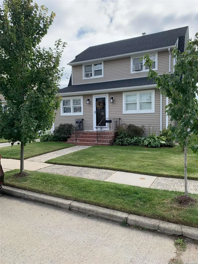 20 Sylvester Place Lynbrook NY 11563