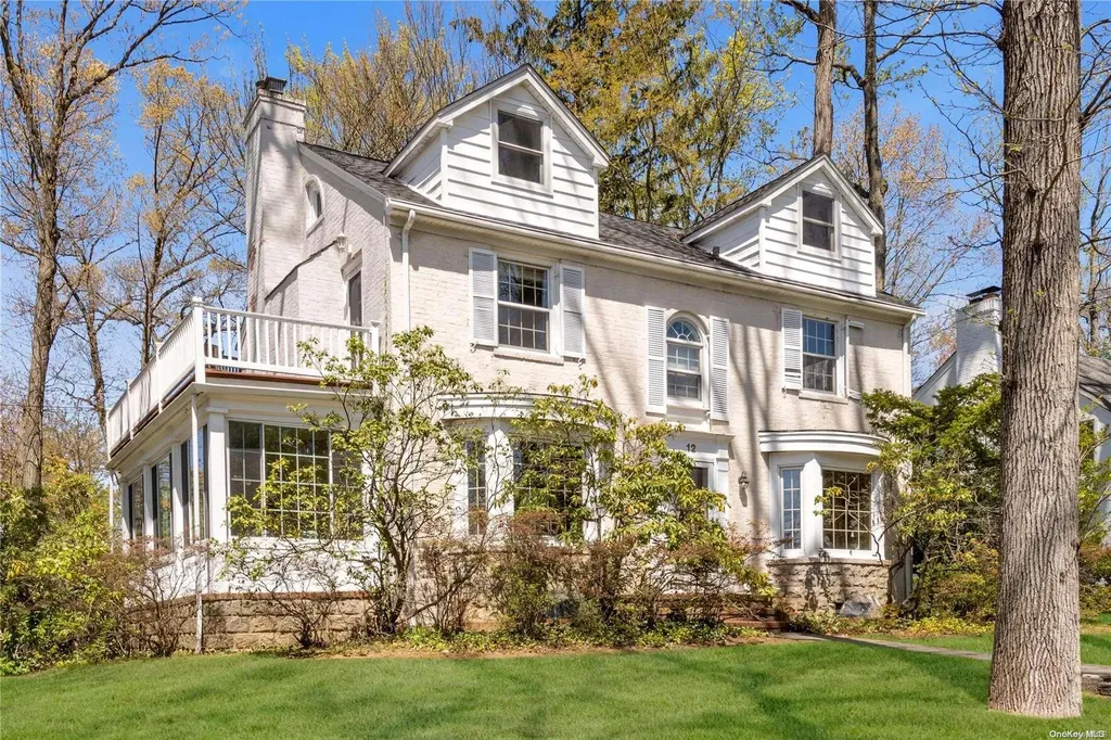 12 Old Colony Lane Great Neck NY 11023