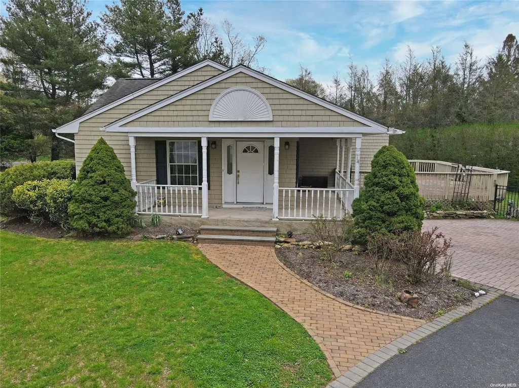 22 Maple Road Setauket NY 11733