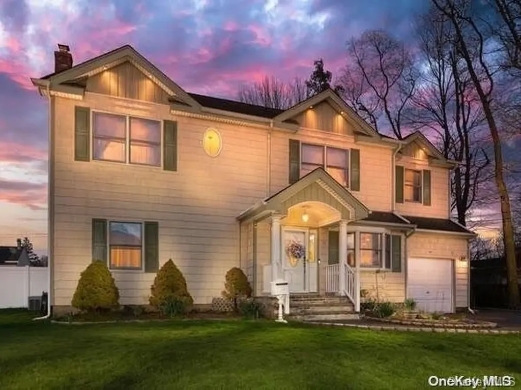 17 Madeline Lane West Babylon NY 11704