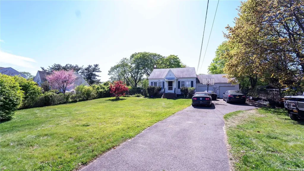 1544 Heckscher Avenue Bay Shore NY 11706
