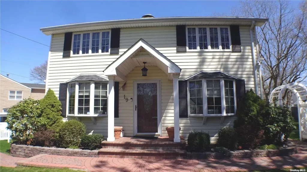 19 Wagon Lane Centereach NY 11720