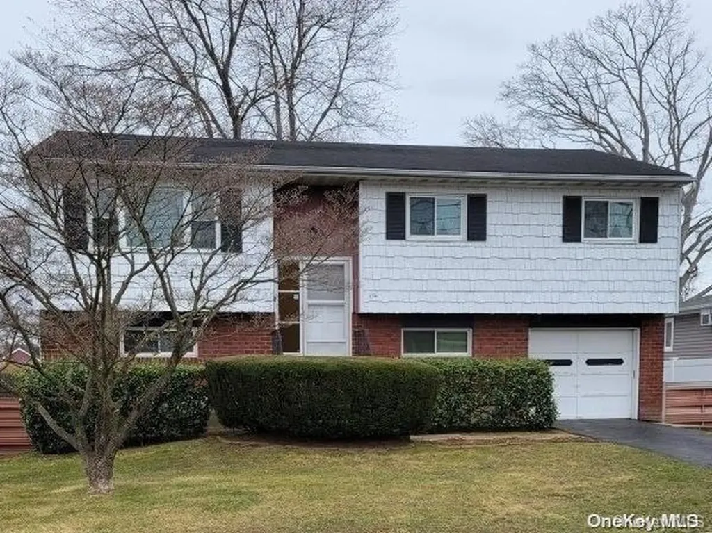 174 Montgomery Avenue West Babylon NY 11704